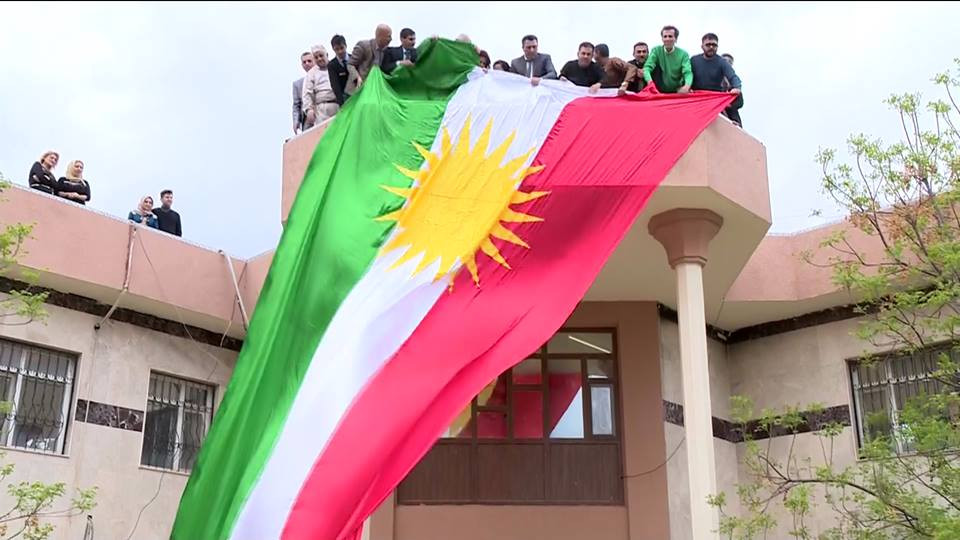 Ξηλώνεται το τουρκικό «πουλόβερ»: Γεννήθηκε επίσημα το Κουρδιστάν δια χειρός ΗΠΑ – Μαχαιριά στον Ρ.Τ.Ερντογάν από Μεσούντ Μπαρζανί – Σφοδρές αντιδράσεις από Άγκυρα (βίντεο, εικόνες)